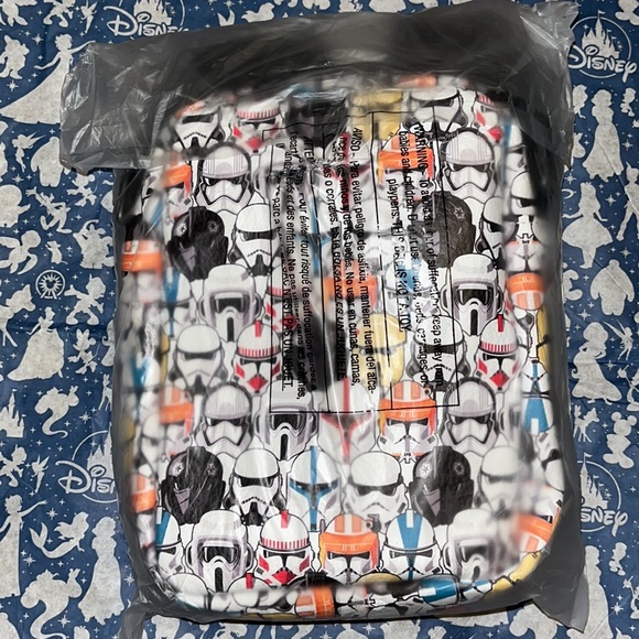 New NWT  mini Small Star Wars Helmets of the Galaxy Parks Crossbody Bag - Picture 3 of 4